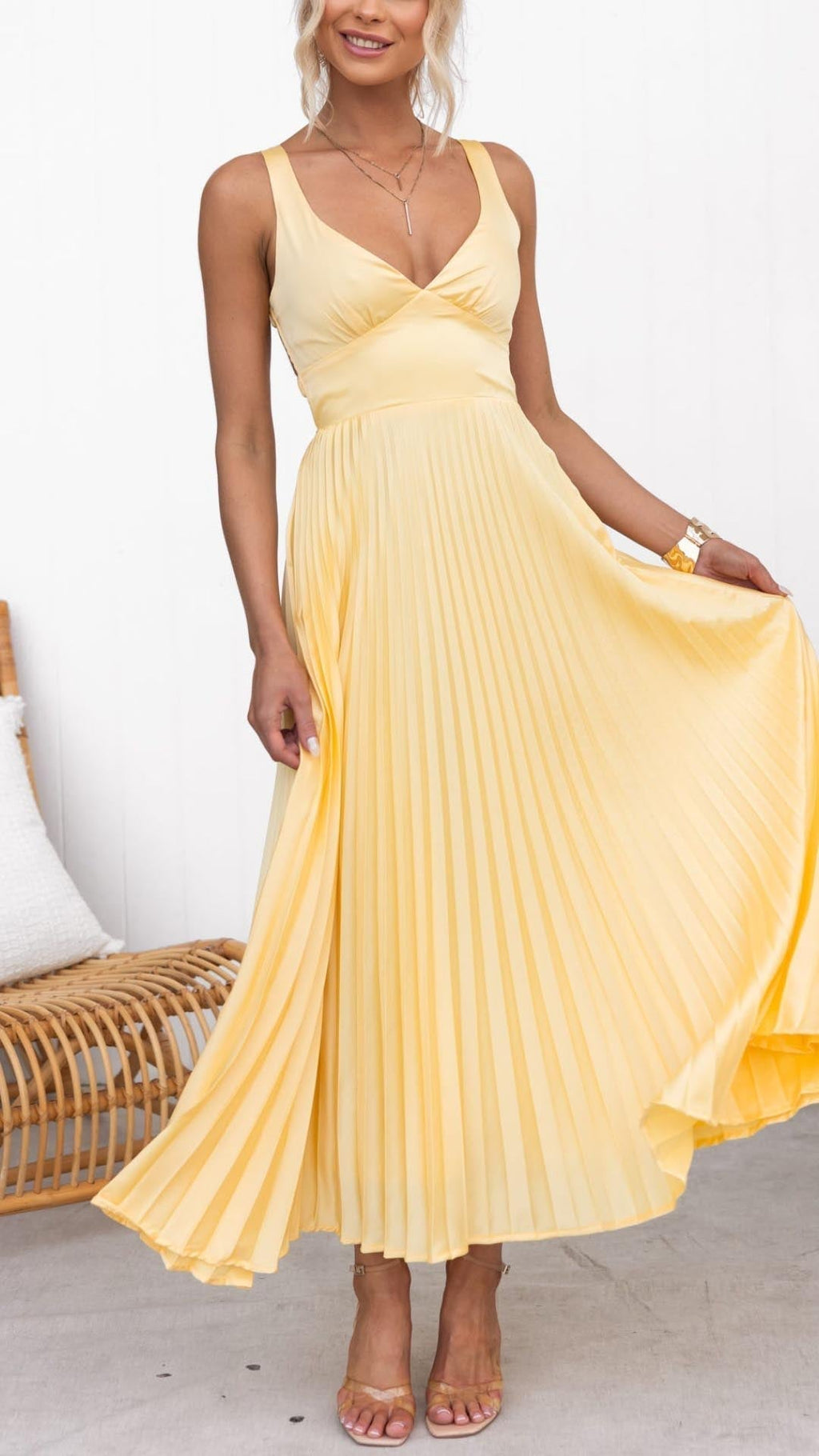 Aby | Vestido maxi plisado amarillo con escote en V