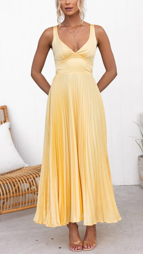 Aby | Vestido maxi plisado amarillo con escote en V