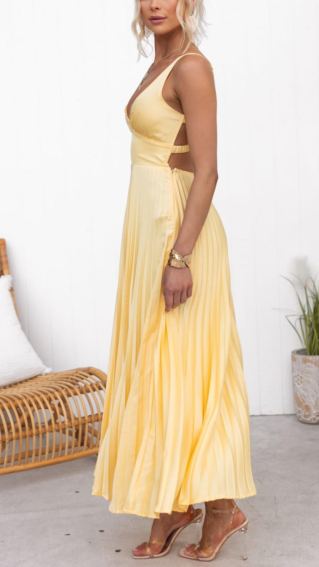 Aby | Vestido maxi plisado amarillo con escote en V