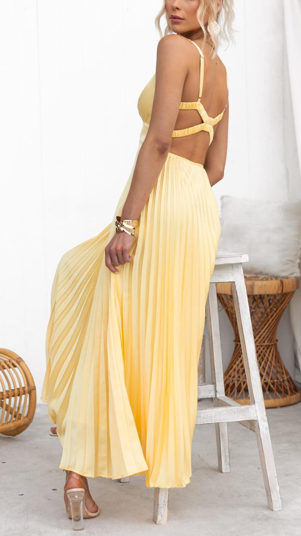 Aby | Vestido maxi plisado amarillo con escote en V