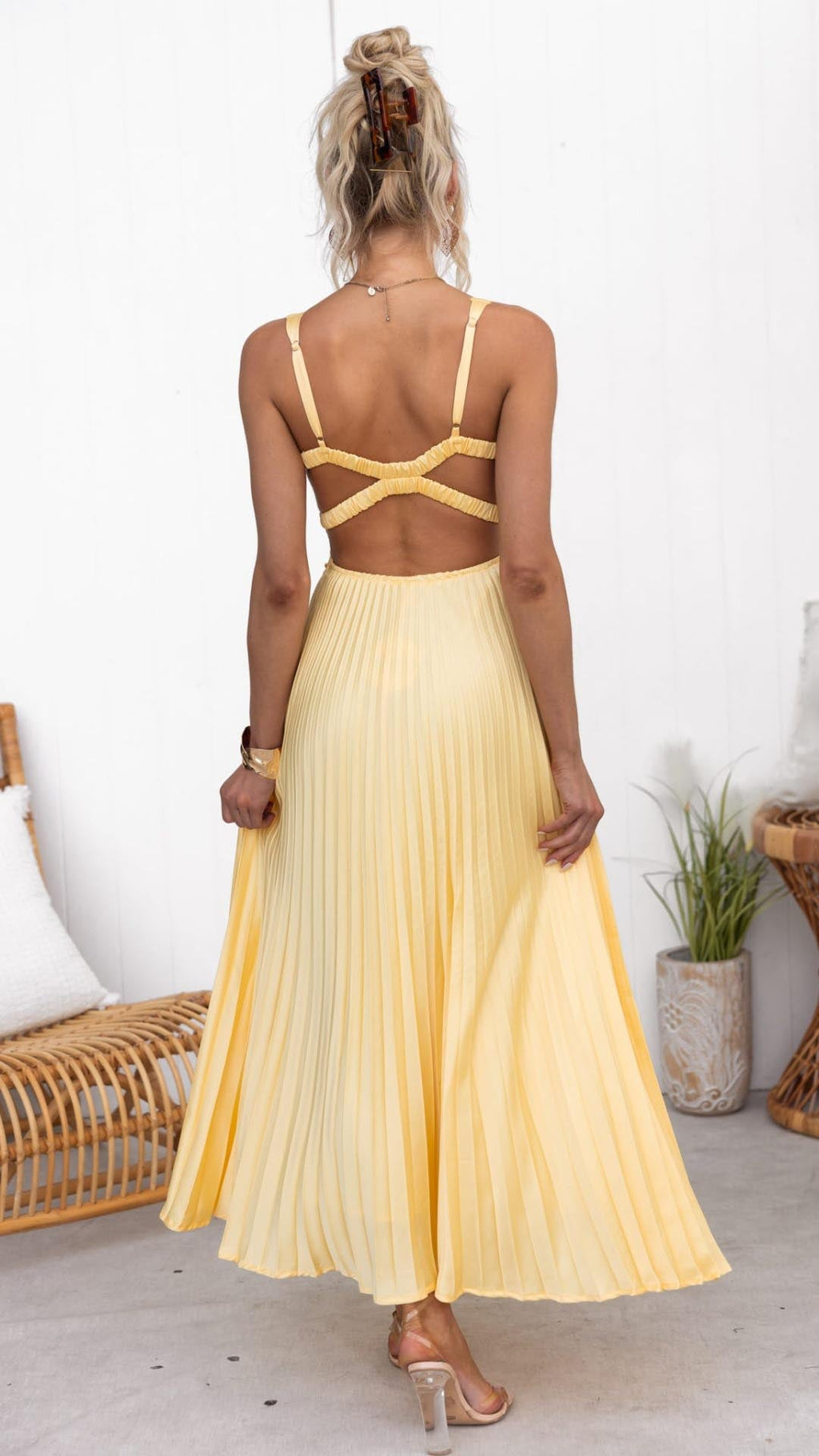 Aby | Vestido maxi plisado amarillo con escote en V